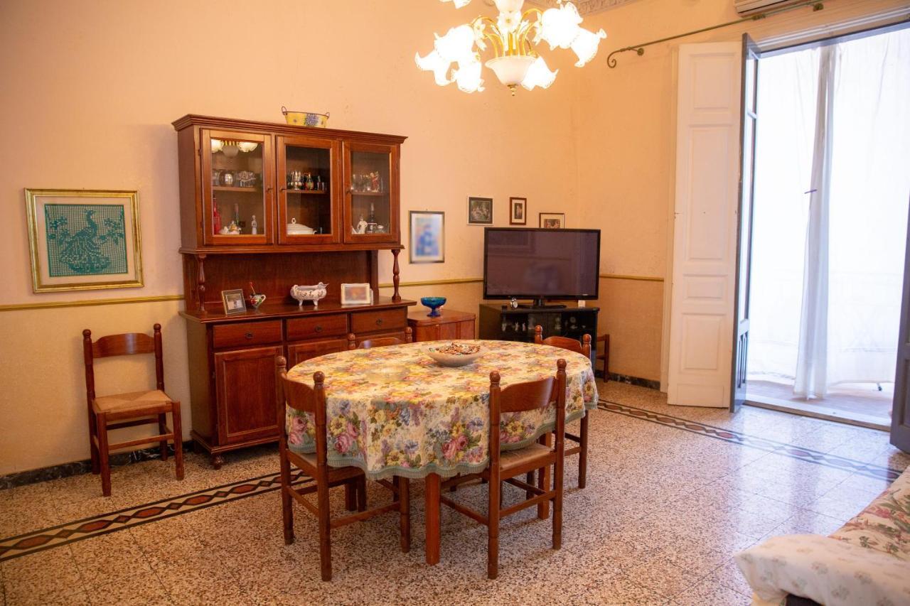 Rivivi Gli Anni '60 Apartment Catania Luaran gambar